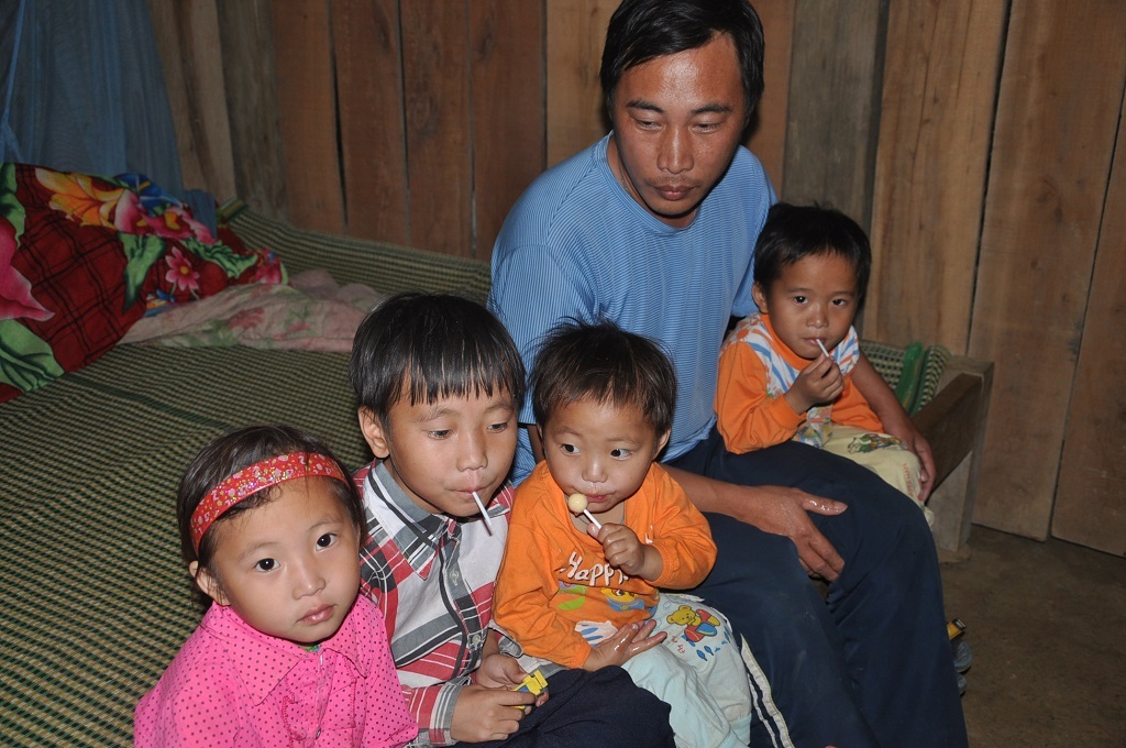 Hiện 4 anh em đang ở tại gia đình anh Sùng A Tu.