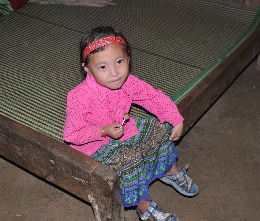 Blong chưa nói được tiếng kinh nhưng ánh mắt vui lắm vì hàng ngày có cơm ăn.