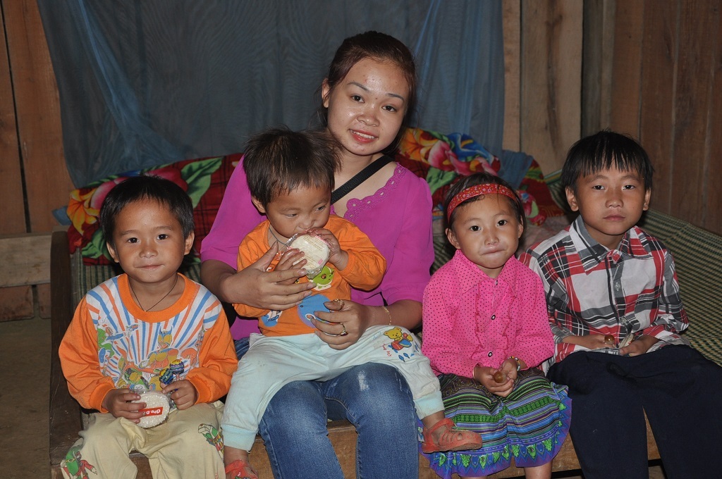 Hiện 4 anh em đang ở tại gia đình anh Sùng A Tu.