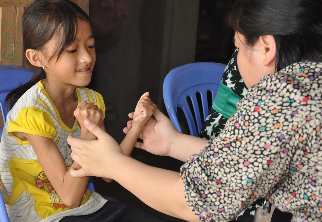 BS Ngọc Anh thử khả năng co, duỗi tay của các bé.