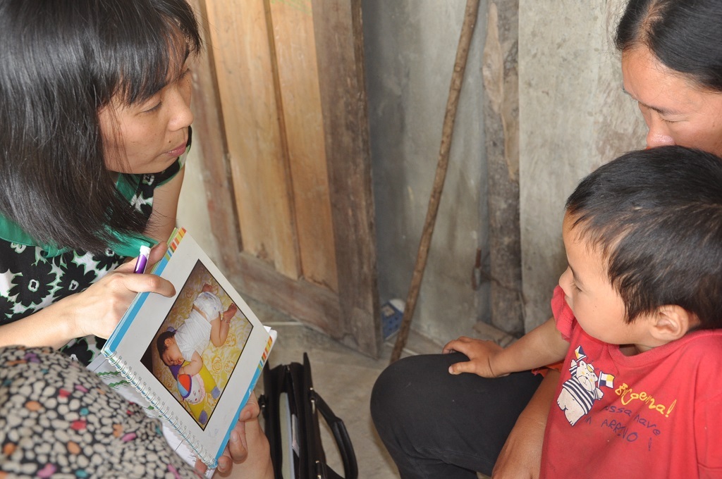 BS Xuân kiểm tra khả năng nhận thức của các cháu.