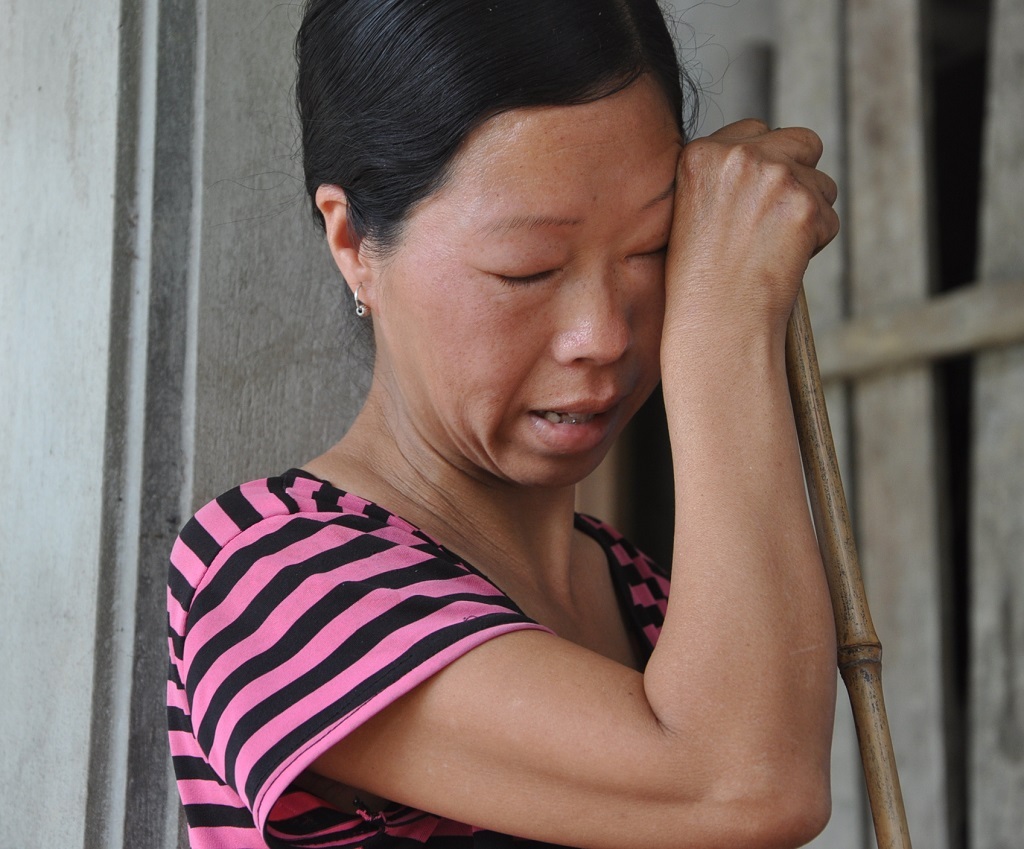 Chị Đường xúc động khi nhìn thấy các con được thăm khám.