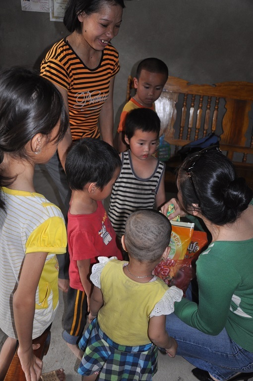 Các cháu nhỏ quây quần khi được Ths Dương Thị Minh Thu phát kẹo