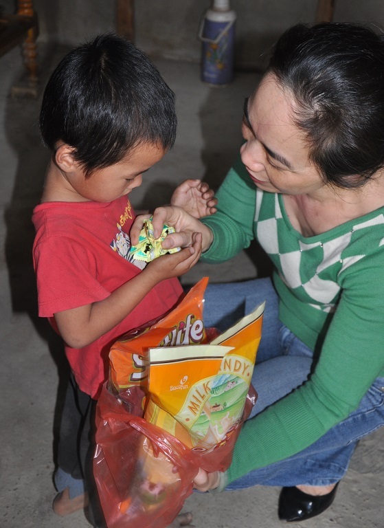 Con vui lắm vì được bà Thu cho kẹo.