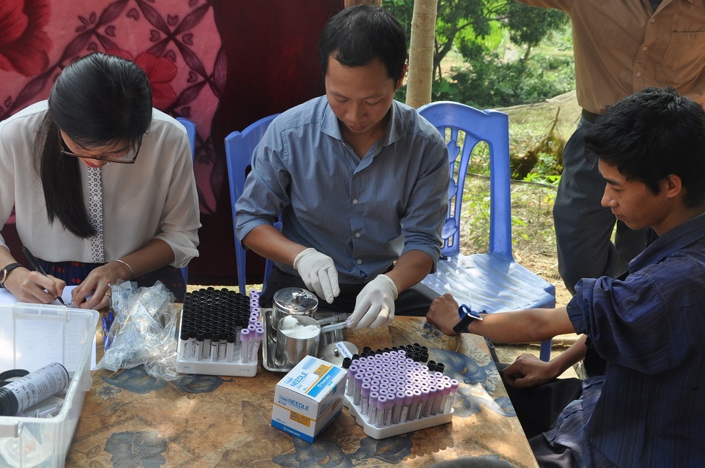 Các cháu nhỏ quây quần khi được Ths Dương Thị Minh Thu phát kẹo