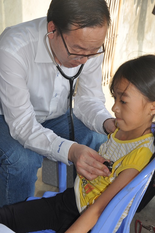 PGS.TS Trần Minh Điển trực tiếp thăm khám cho các cháu nhỏ