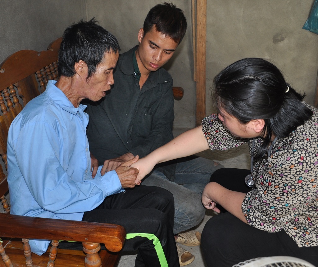 Các bác sĩ còn thăm khám cho một vài người hàng xóm xung quanh.