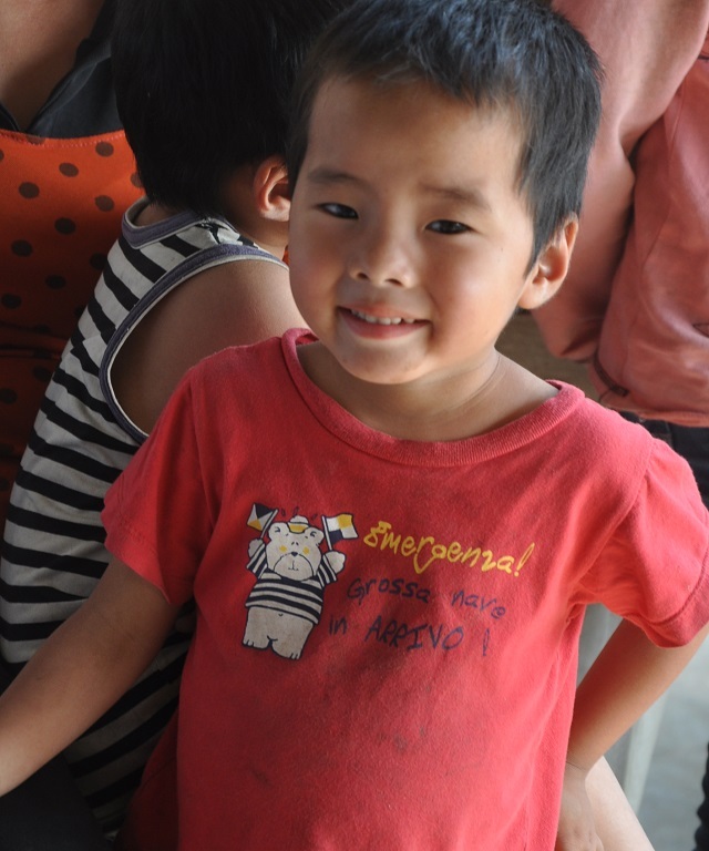 Nụ cười tươi trẻ khi được các bác sĩ về thăm.