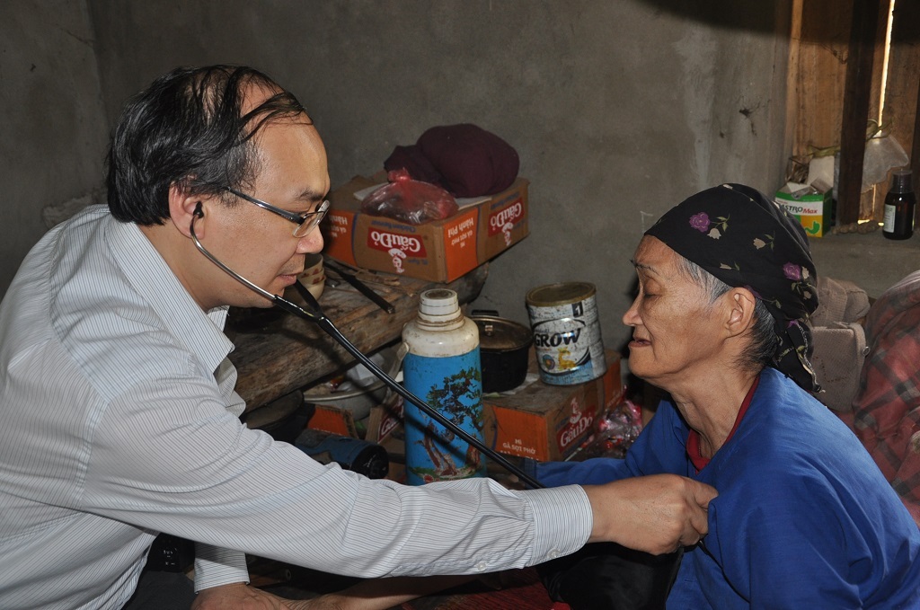 Bác sĩ Dũng thăm khám cho cụ Tàn.
