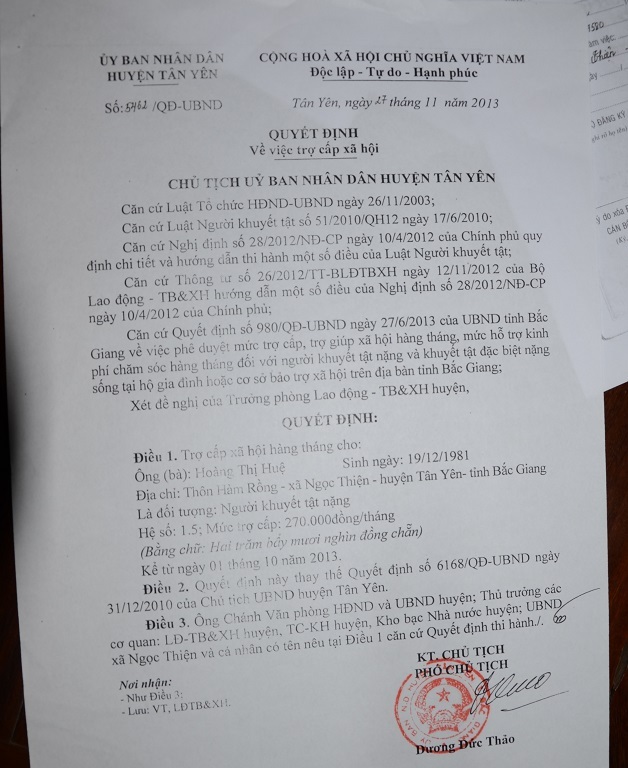 Quyết định nhận mức trợ cấp xã hội của chị Huệ.
