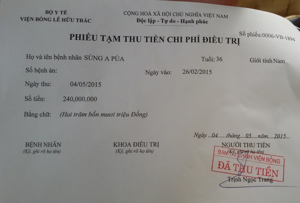 Gần 460 triệu đến với anh Sùng A Pủa - 5 Ngay trong chiều 4.5, PV Dân trí đã nộp trực tiếp vào viện cho anh Pủa 240 triệu đồng.
