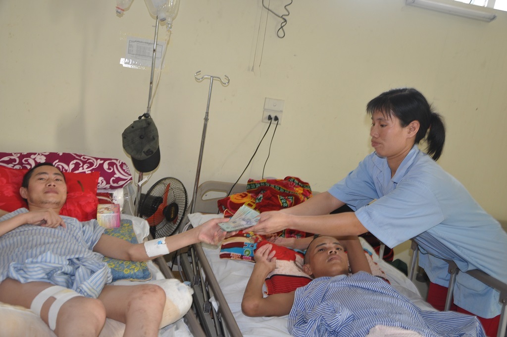 Anh Pủa giúp đỡ anh Nhã trực tiếp 20 triệu đồng.