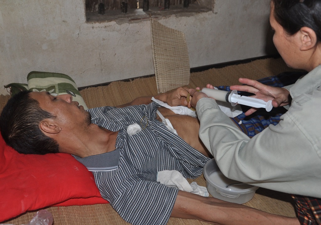 Phát hiện bị ung thư vòm họng giai đoạn cuối, anh Thật bị kiệt sức không còn làm được việc gì.