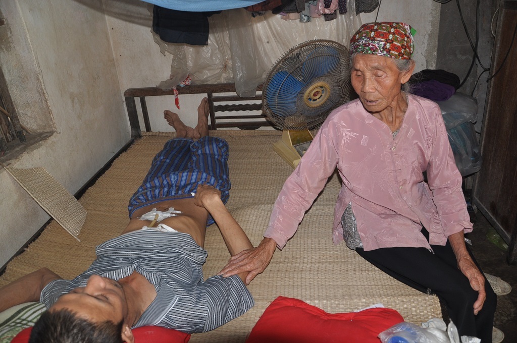 Gia đình nghèo khó, mẹ và vợ bất lực nhìn anh Thật chết dần, chết mòn.