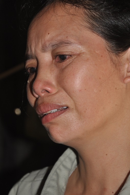 Hàng ngày chị Huệ phải bơm cháo loãng qua ống xông để chồng cầm cự.