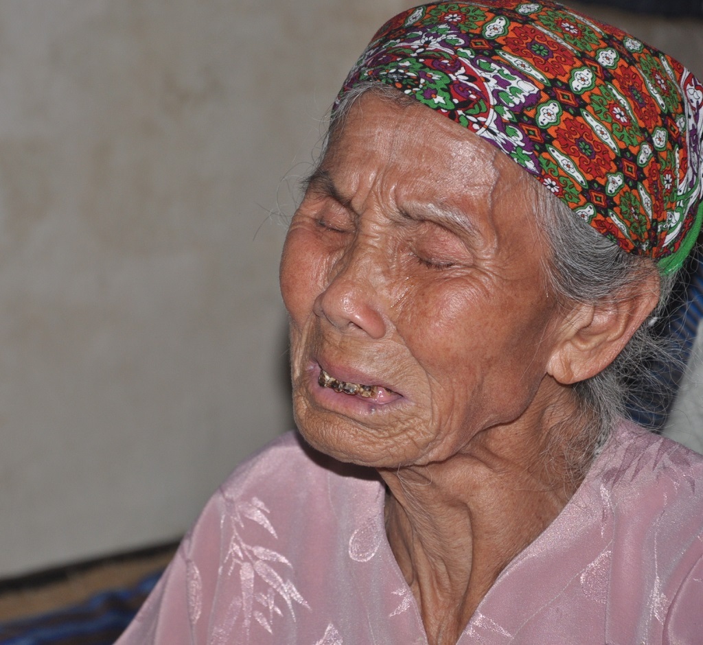 Mẹ già năm nay đã 83 tuổi khóc lặng thương con.