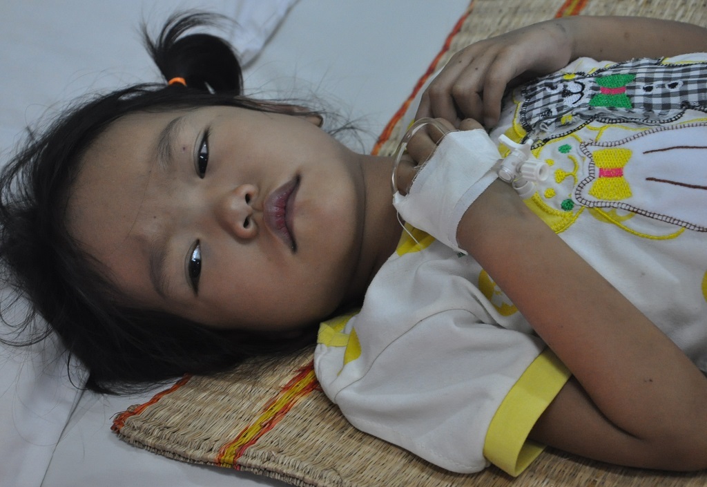 Hàng ngày ở viện em mệt lắm, nhưng mẹ không có tiền cho con mổ.