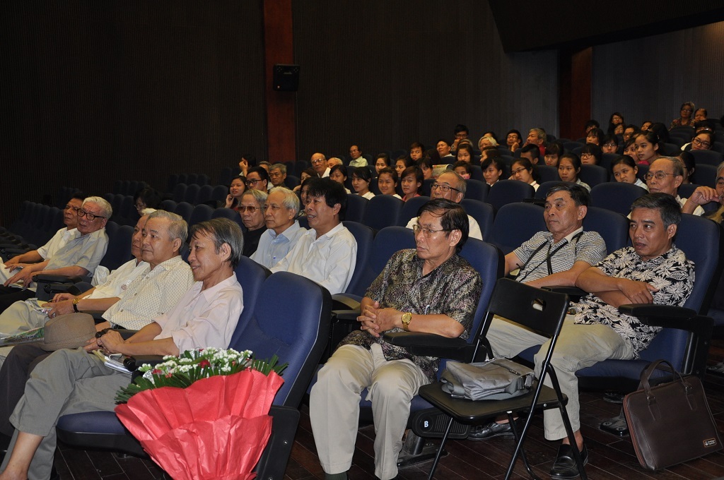 Buổi giới thiệu sách thu hút nhiều nhà văn, nhà thơ.