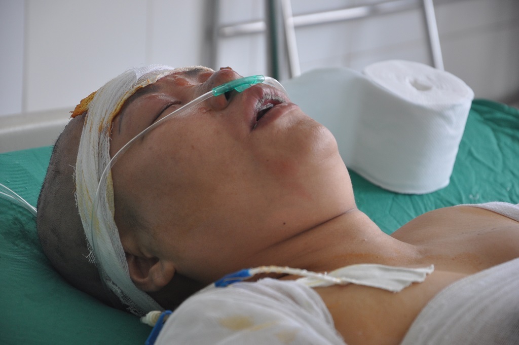 Chị Duyên thi thoảng tỉnh lại là vội vàng hỏi chồng và các con.