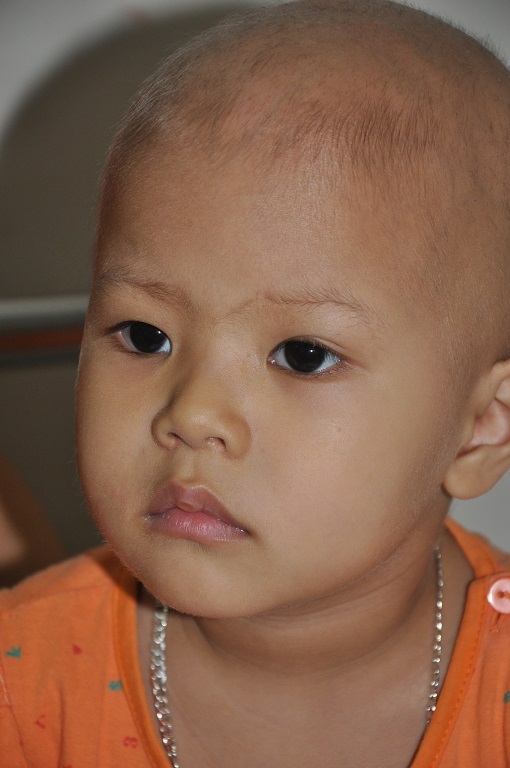 Ở viện bé Linh có con búp bê làm bạn để vỗ về, ôm ấp.