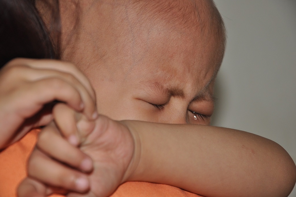 Nước mắt con hòa trong sự ngậm ngùi của mẹ.