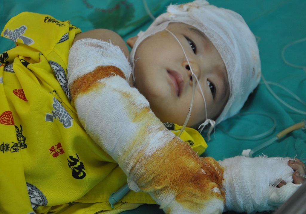 Em còn quá bé chưa biết thảm kịch của gia đình đã diễn ra.