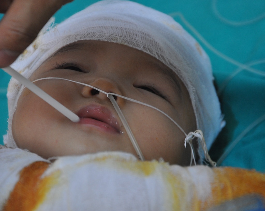 Quỳnh Trâm phải uống tạm chút nước cho đỡ đói.