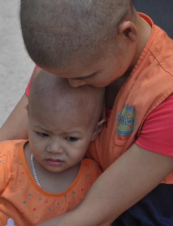 Cùng lúc con mắc bệnh ung thư máu, chị Vải cũng phát hiện ung thư vú.