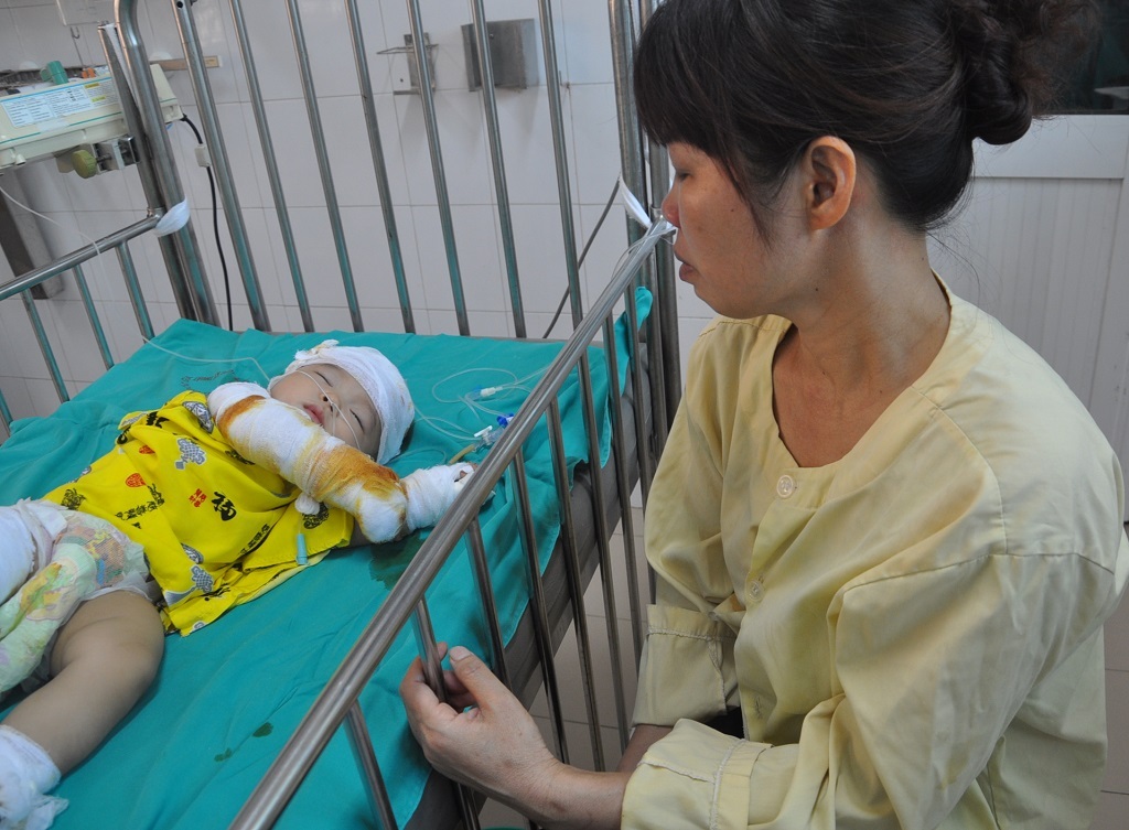 Nhìn cháu, chị Nga ngẹn lời kể chuyện gia đình.