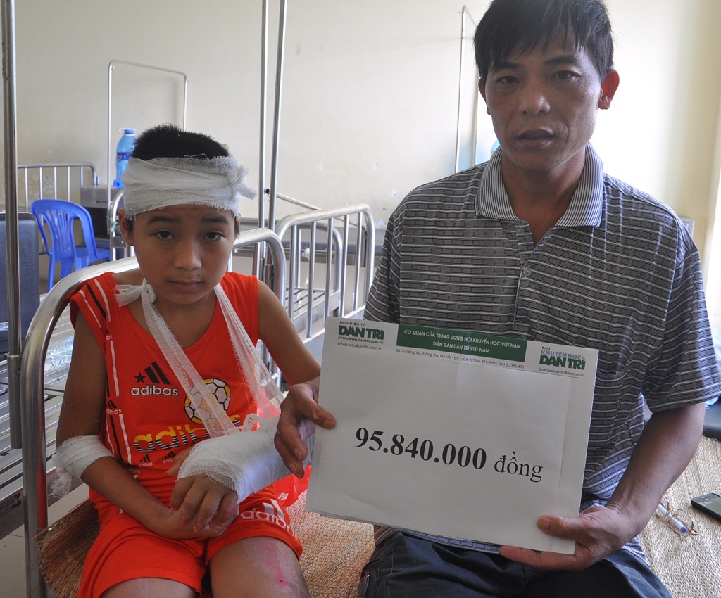 Hai bố con nhận quà của bạn đọc Dân trí.