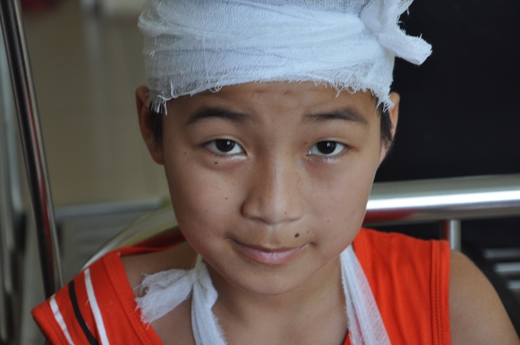 Tùng kể: Con muốn khỏi nhanh để về nhà đi học cùng các bạn.