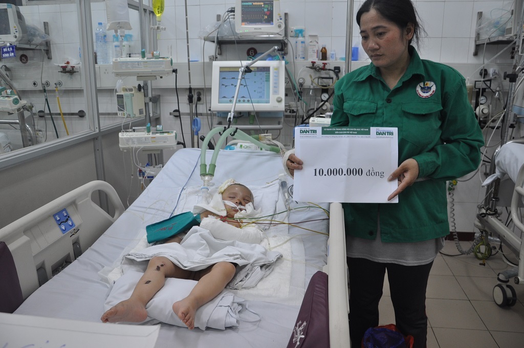 Gia đình Phương Anh nhận 10 triệu đồng từ quỹ Nhân Ái của báo điện tử Dân trí.