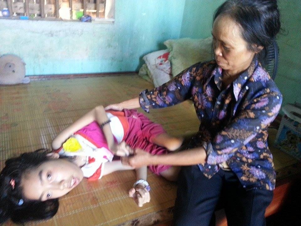 Cuộc sống khó khăn vất vả khi em thường xuyên đau ốm phải đến viện