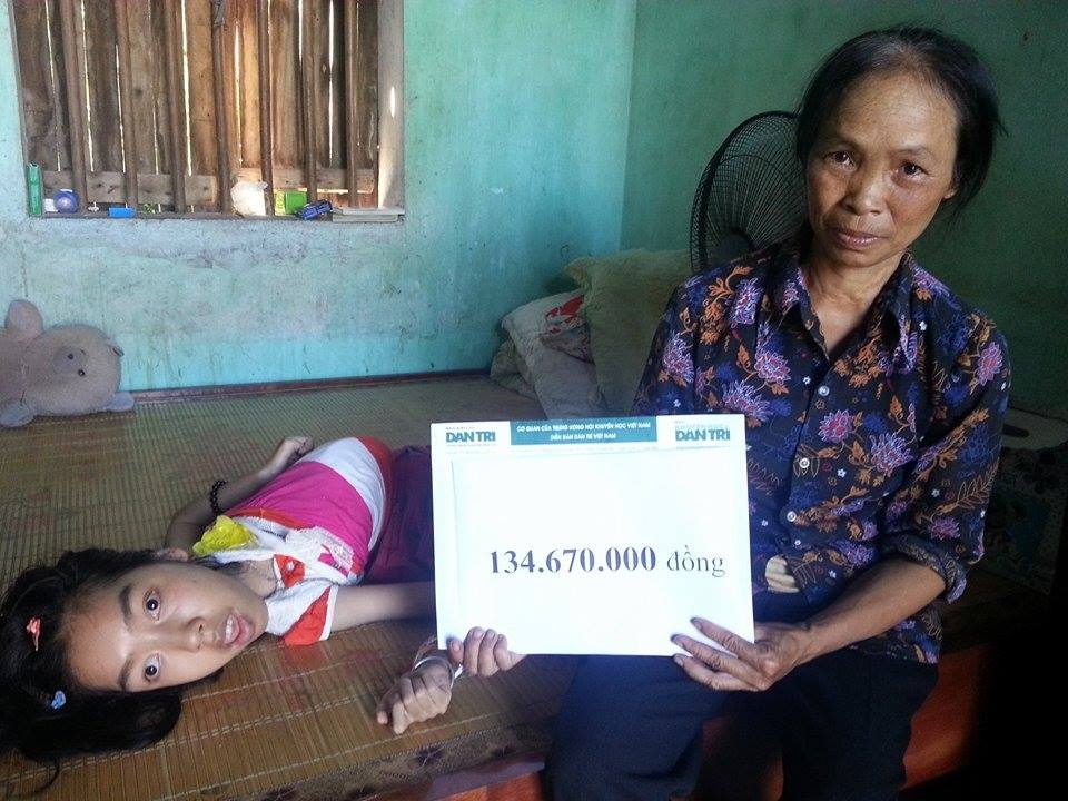 Gia đình nhận quà của bạn đọc Dân trí giúp đỡ.