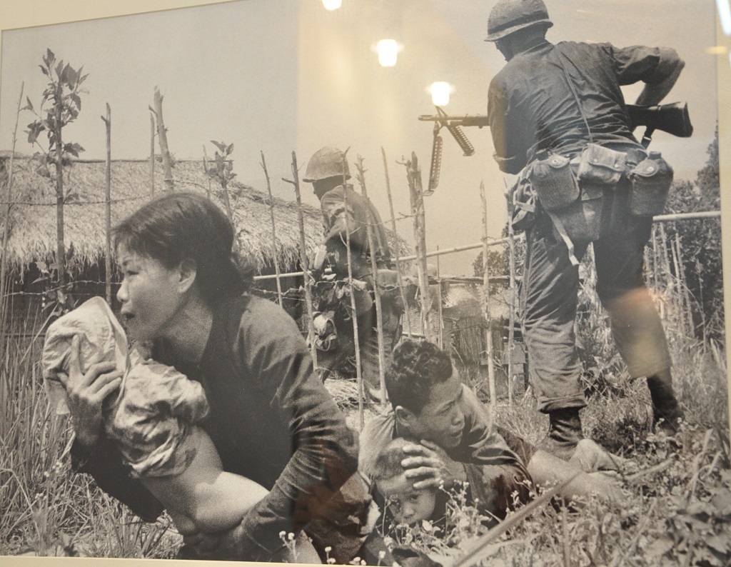 Bức ảnh người phụ nữ Việt Nam bế con đến nơi trú ẩn (1965) được bày tại triển lãm.