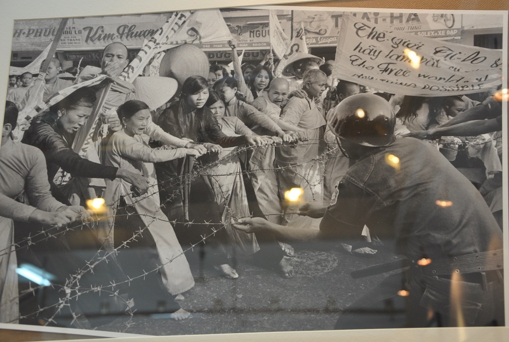 Bức ảnh người phụ nữ Việt Nam bế con đến nơi trú ẩn (1965) được bày tại triển lãm.