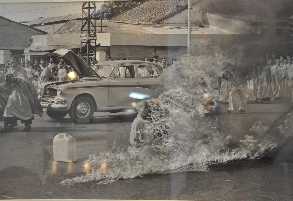 Bức ảnh người phụ nữ Việt Nam bế con đến nơi trú ẩn (1965) được bày tại triển lãm.