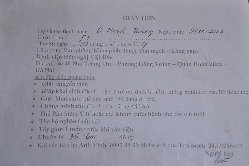 Thương cháu đến thắt ruột nhưng bà không vay ai được tiền để đưa cháu lên viện.