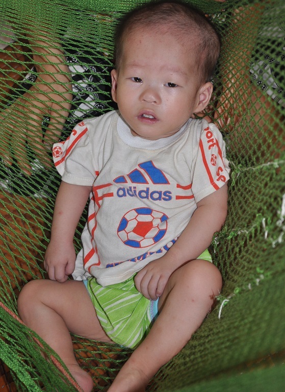 Bé Trường đáng thương khao khát được mọi người giúp đỡ.