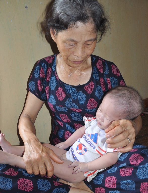 Thương con, xót cháu bà Miến không biết làm gì.