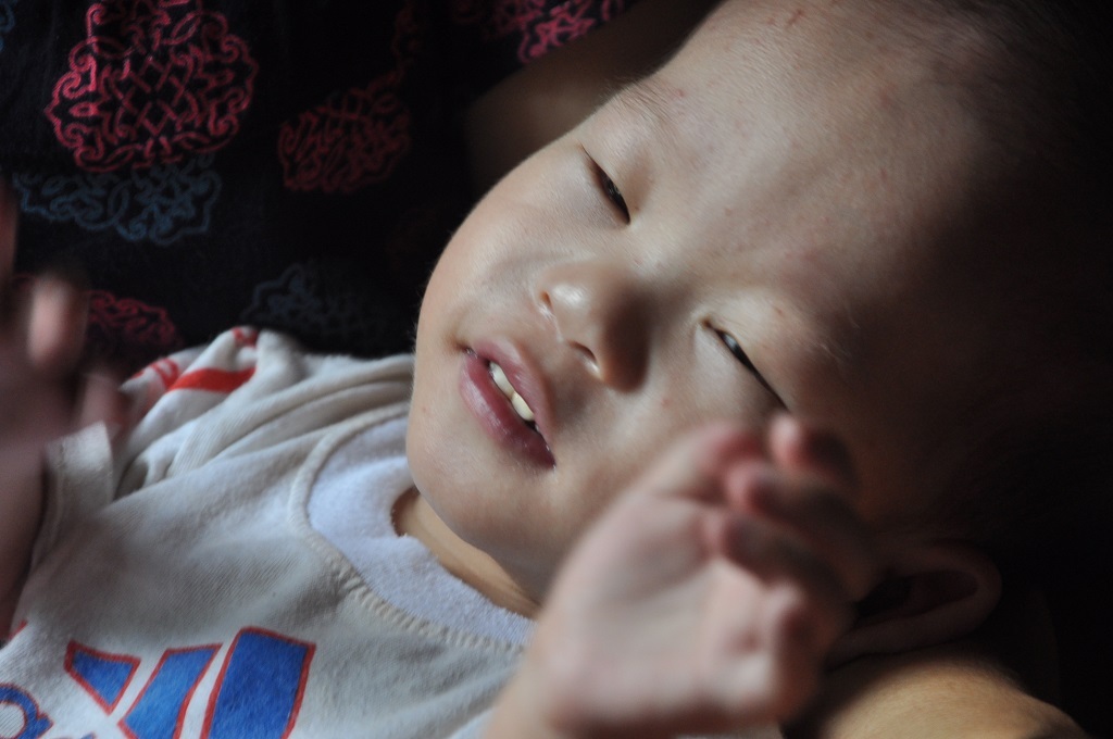 Hàng ngày đôi bàn tay bé xíu của em vẫn giơ ra để cầu xin có ai nâng đỡ.