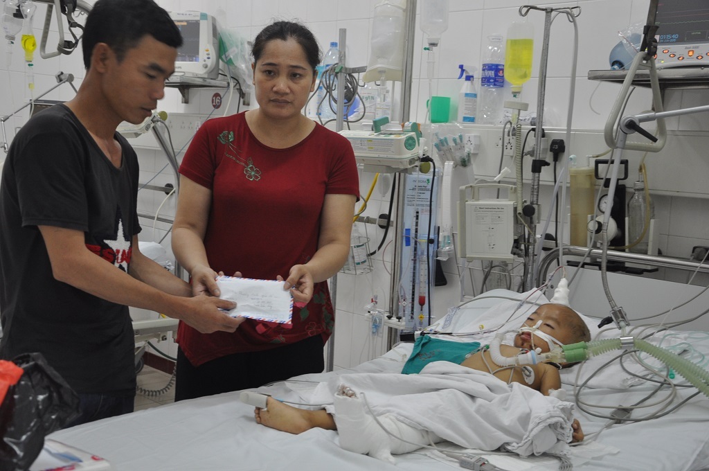 Mẹ Phương Anh tặng cháu Lợi điều trị tại khoa Hồi sức số tiền 10.000.000 đồng.