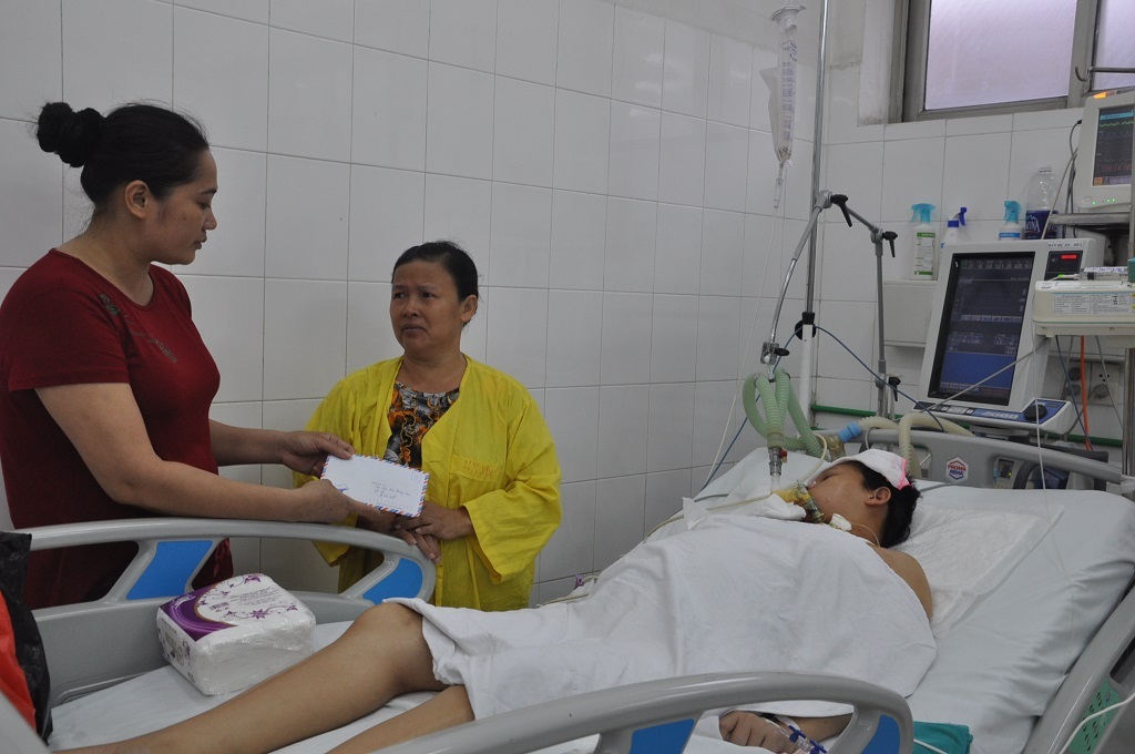 Cùng ở khoa Hồi sức, chị Huyền gửi quà cho chị Nguyễn Thị Xuân số tiền 5.000.000 đồng