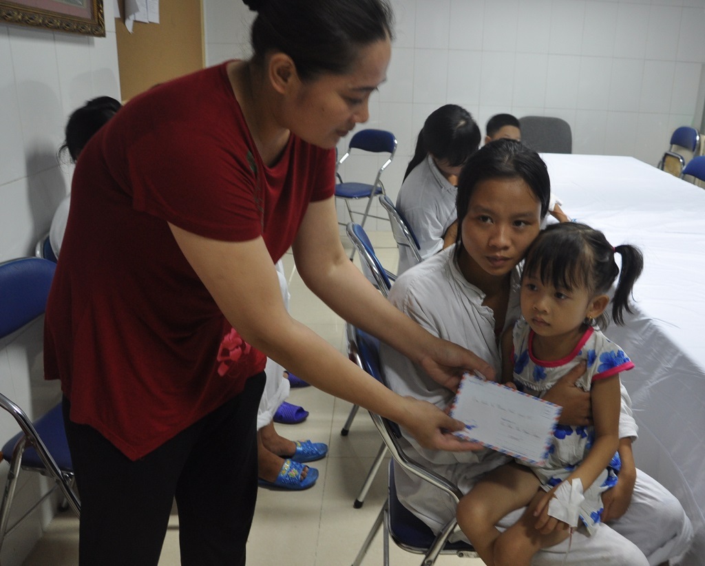 Cùng ở khoa Hồi sức, chị Huyền gửi quà cho chị Nguyễn Thị Xuân số tiền 5.000.000 đồng