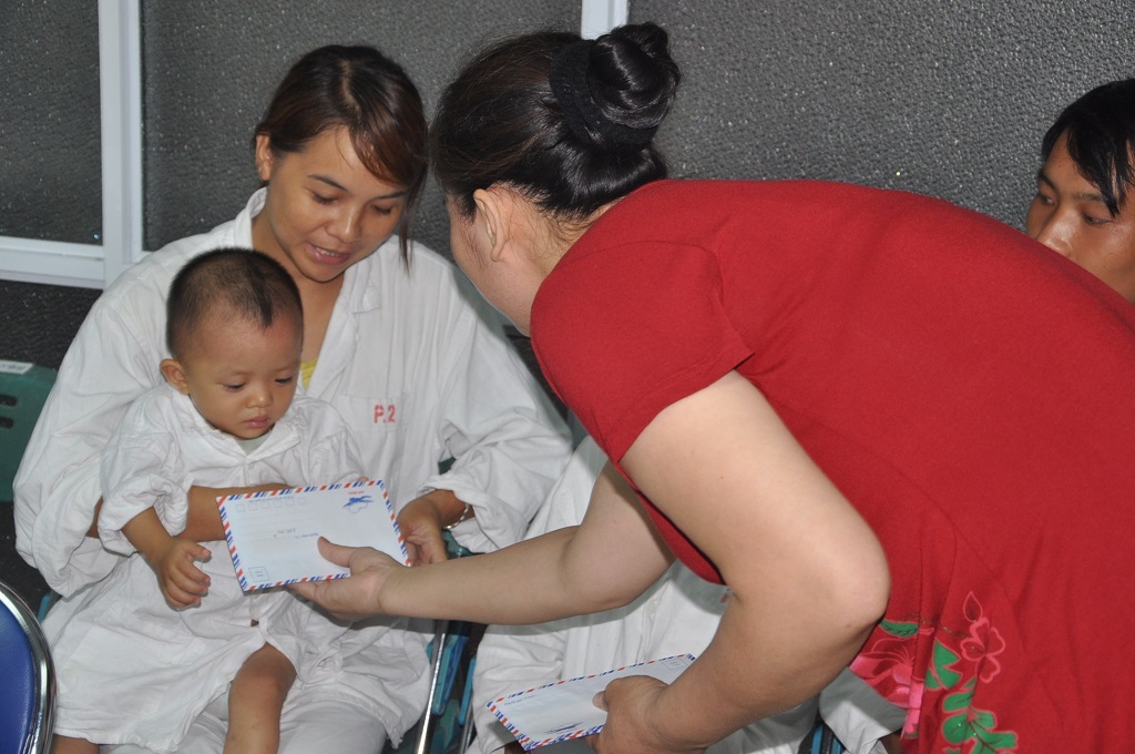 Gia đình bé Phương Anh mong muốn sẽ được giúp đỡ nhiều hơn nữa những hoàn cảnh khó khăn.