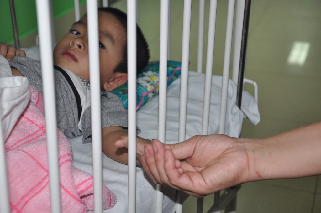 Gia đình bé Phương Anh mong muốn sẽ được giúp đỡ nhiều hơn nữa những hoàn cảnh khó khăn.