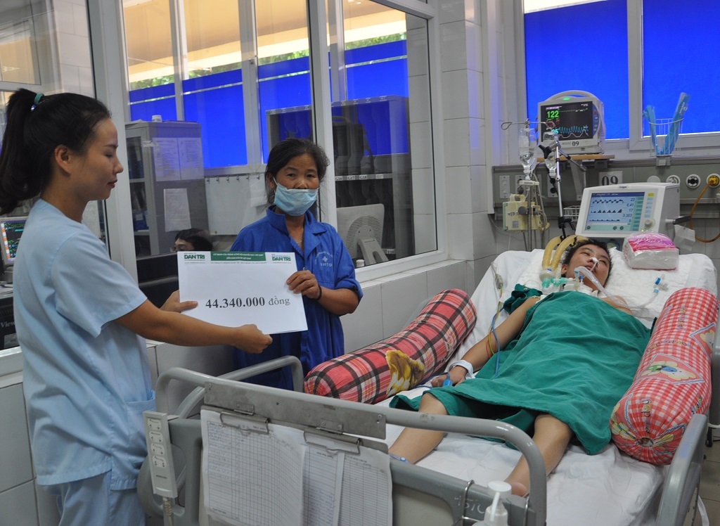 Gia đình Liên nhận món quà của bạn đọc Dân trí.