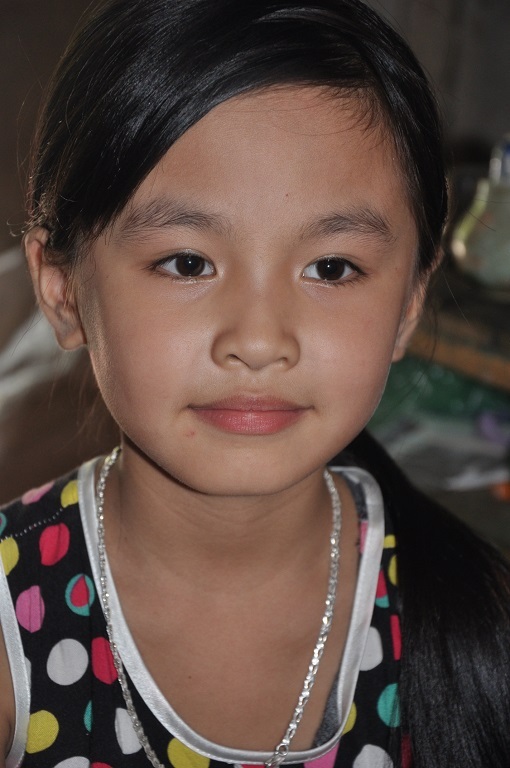 Bé Vân Anh mồ côi cả cha và mẹ hiện đang sống với bà