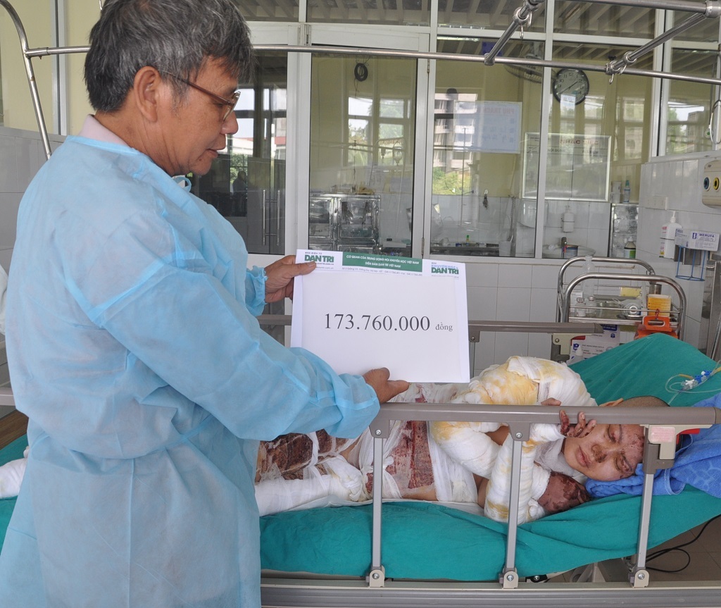 Gia đình nhận món quà của bạn đọc Dân trí.