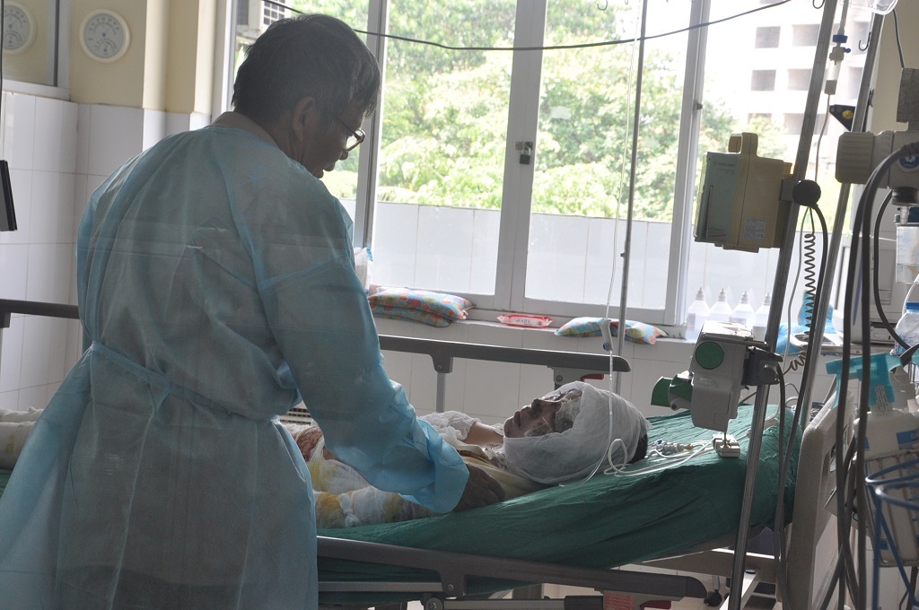 Vừa chôn cất con trai xong, ông nội lên viện ngay với con dâu và hai cháu.